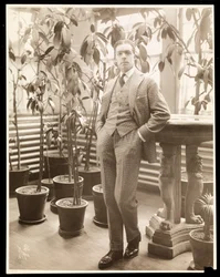 William Faversham in seinem Wintergarten, ca. 1914
